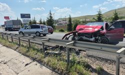 3 araç çarpıştı 1 otomobil şarampole uçtu
