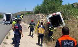 Araçta sıkışan sürücüyü itfaiye ekipleri kurtardı