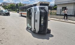 Hafif ticari araç PTT aracını devirdi
