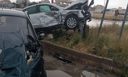 Kavşakta feci kaza: 2'si ağır 4 yaralı