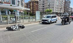 Kırmızı ışık ihlali yapan motosiklet yayaya çarptı: 2 yaralı
