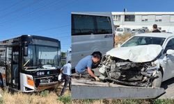 Belediye araçları arabaya çarptı, 2 yaralı