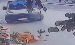Dönüş yapan minibüs motosiklete böyle çarptı