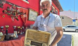 Eski eşyalarla geçmişi yaşatıyor