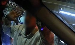 Trafik ışıklarında çocuklar araçlara yapıştı