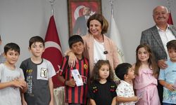 Başkan ünlüce kırtasiye setlerini çocuklara bizzat teslim etti