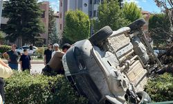 Eskişehir'de araç, çarptığı ağacı devirip takla attı