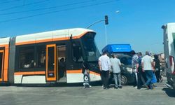 Eskişehir’de tramvay ile araç çarpıştı: Seferler aksadı