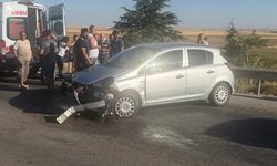 Lastiği patlayan araç bariyerlere girdi: 1’i çocuk 3 yaralı