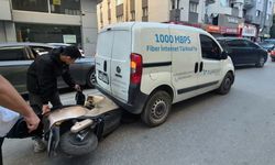 Motosiklet, hafif ticari aracın altına girdi