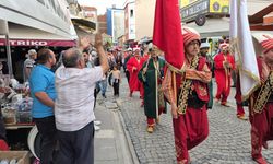 Onları görünce çocuklar gibi sevindi