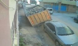 Tonlarca yüklü kamyon yere böyle gömüldü