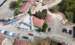 Yıldırım düşen cami el birliği ile onarıldı