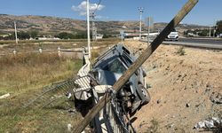 Eskişehir'de virajı alamayan araç refüje devrildi: 1'i ağır 3 yaralı