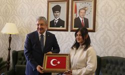 Yerde bulduğu Türk bayrağını kaldıran kurye valilikte ağırlandı