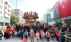 Eskişehir'de bir ilk: Atatürk ve çocukların izini taşıyan anıt açıldı