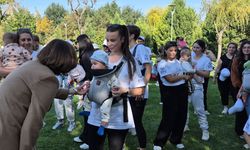 Parktan çıkarılan anneleri Ayşe Ünlüce ağırladı