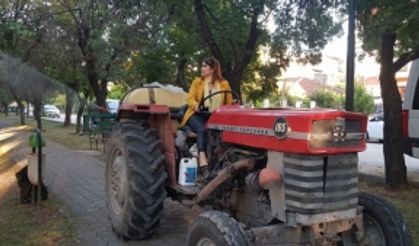 Kadın muhtar traktöre binip mahallesini ilaçladı