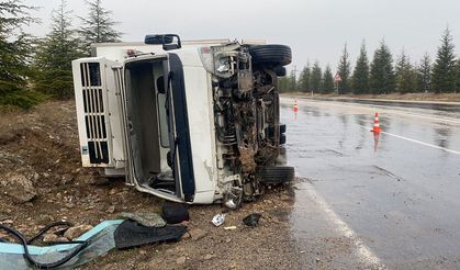 Sürücü kaza yaptığı kamyonun camından çıkarak kurtuldu