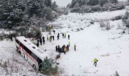 Yolcu otobüsü şarampole uçtu: 3 ölü, 15 yaralı