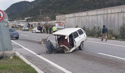 Mersin’de feci kaza: Otomobil ikiye bölündü
