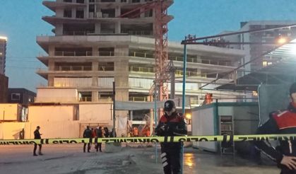 İzmir'de inşaatın kule vinci devrildi: 5 ölü, 2 yaralı
