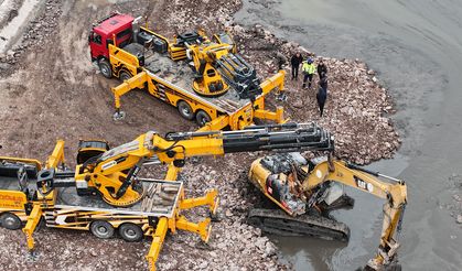 Porsuk'a gömülen ekskavatörü böyle çıkardılar