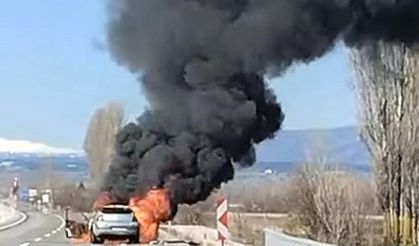 Seyir halindeki otomobil böyle yandı