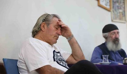 Bu kahvehaneye gelen uyuyor