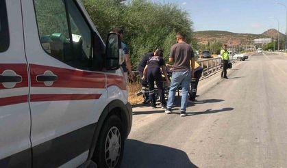 Motosiklet kazası, sürücü kask sayesinde ölümden öndü