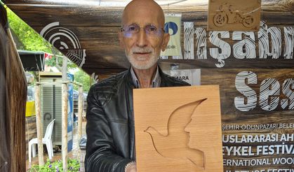 Uçakları bıraktı, ahşaba hayat verdi