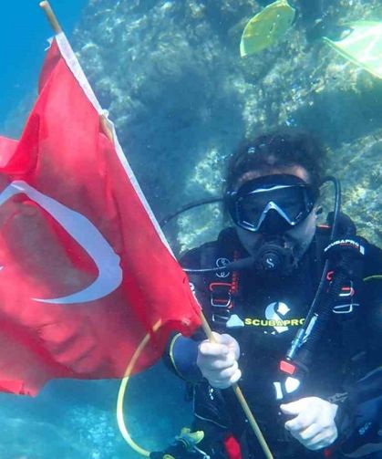 Dalgıçlar 30 metre su altında Çanakkale Zaferi’ni kutladılar