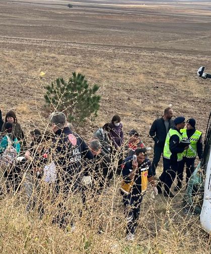 Turist kafilesi taşıyan otobüste can pazarı