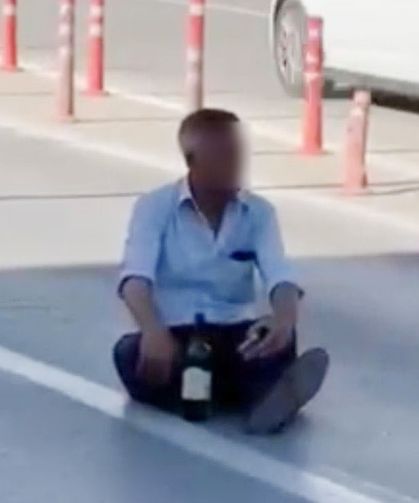 Alkol alıp yolun ortasında böyle oturdu