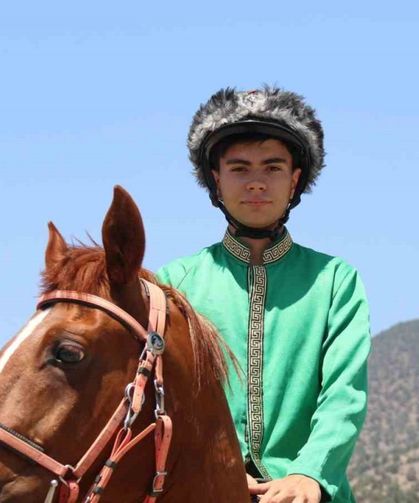 Boş arazideki parkurda yaptığı antremanlarda uluslararası derecelere uzandı