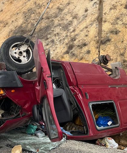 Kontrolden çıkan kamyonet ters döndü; 2 kişi yaralandı