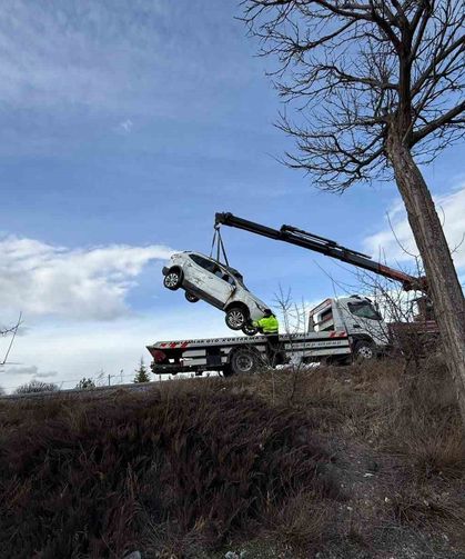 Kamyonet ile otomobil çarpıştı, 3 kişi yaralandı