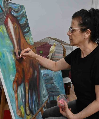 Ressamı depremde elinde tuttuğu fırça hayata bağladı