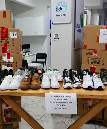 Tider – Flo’dan Odunpazarı Halk Market’e 500 çift ayakkabı bağışı