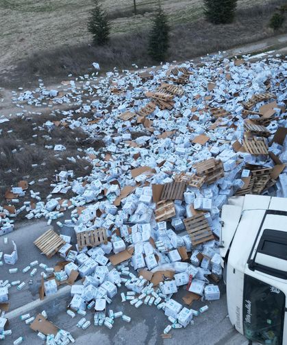 TIR devrildi tonlarda süt yola döküldü
