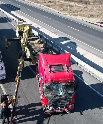 Afyonkarahisar'da tır yolcu minibüsüne çarptı: 11 yaralı