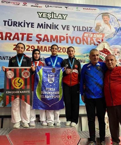Eskişehirli karateciler Türkiye Şampiyonası'ndan madalyalarla döndü