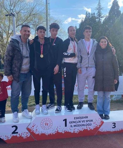 Genç atletler pistte kozlarını paylaştı