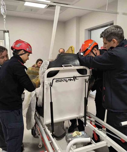 Göğüs boşluğuna demir saplanan hastanın ameliyatına itfaiye girdi