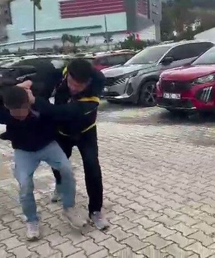 Kadınlar tuvaletinde kabine saklanarak 15 kadının fotoğraf ve videosunu çeken erkek şahıs hayrete düşürdü