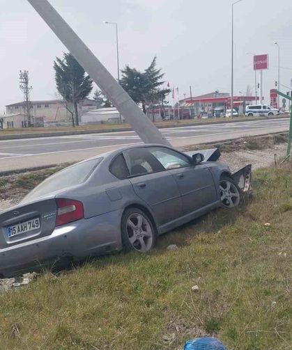 Tavşanlı'da otomobil elektrik direğine çarptı