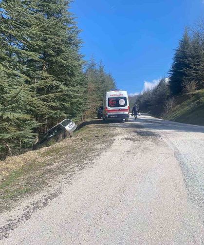 Sürücüsünün direksiyon hâkimiyetini kaybettiği otomobil ormanlık alana savruldu