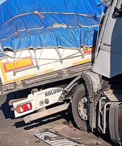 Bozüyük'te 2 tır çarpıştı, 1 yaralı