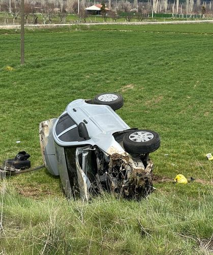 Otomobil tarlaya devrildi: 4 kişi yaralandı