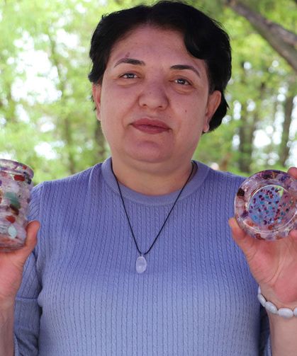 Doğal taş bileklik yapımını epoksi sanatıyla birleştirdi